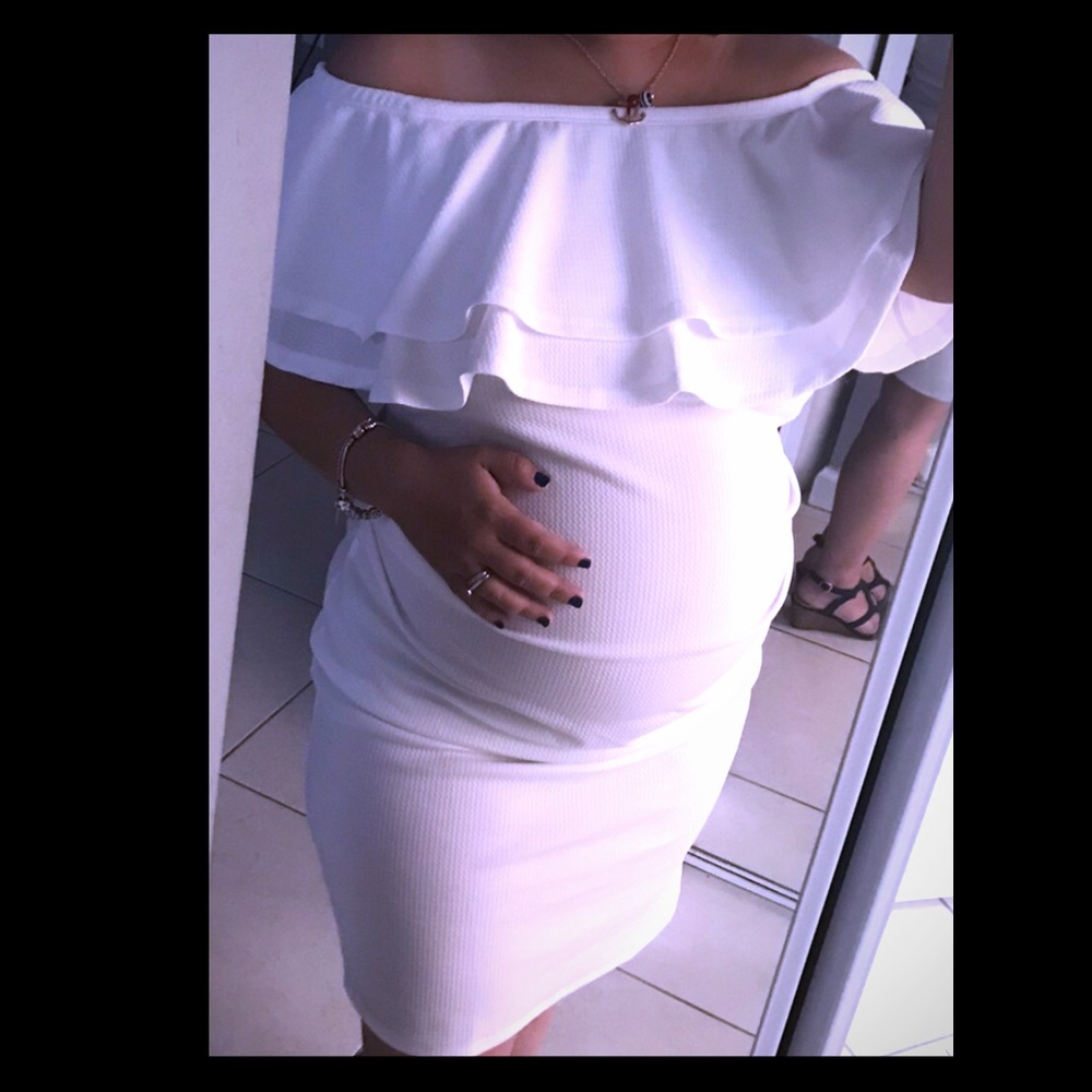 Ivory Ruffle Maternity off-shoulder dress 👗 Sz L